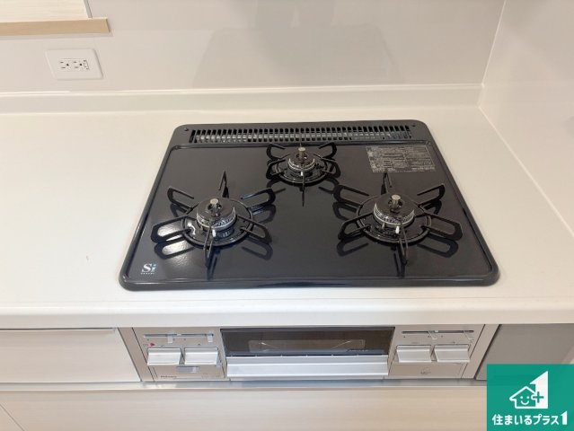 堺市堺区石津町　第2期　新築一戸建ての設備|ダブル高火力Ｓｉセンサー付きコンロ！３口あるので、まとめて料理をする時も大活躍！
