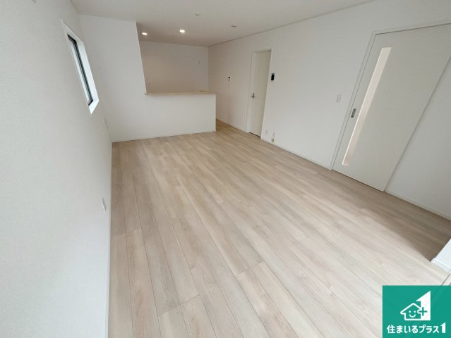 堺市堺区石津町　第2期　新築一戸建ての居間・リビング|シンプルなリビングは、観葉植物等のインテリアを楽しめますね！パパ好みにも、ママ好みにも家具次第で雰囲気を変えることができます！