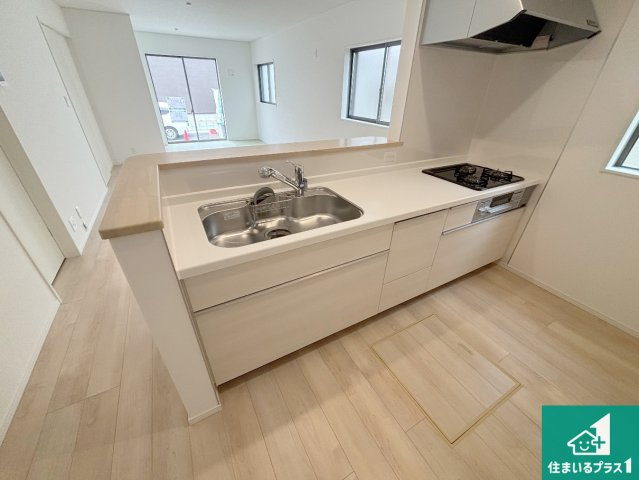 堺市堺区石津町　第2期　新築一戸建てのキッチン|リビングと統一感があり、使い勝手のいいキッチン。広々としているので、二人並んで作業が出来ちゃいます。お子様と一緒に色々なお料理に挑戦できるスペースがあります。