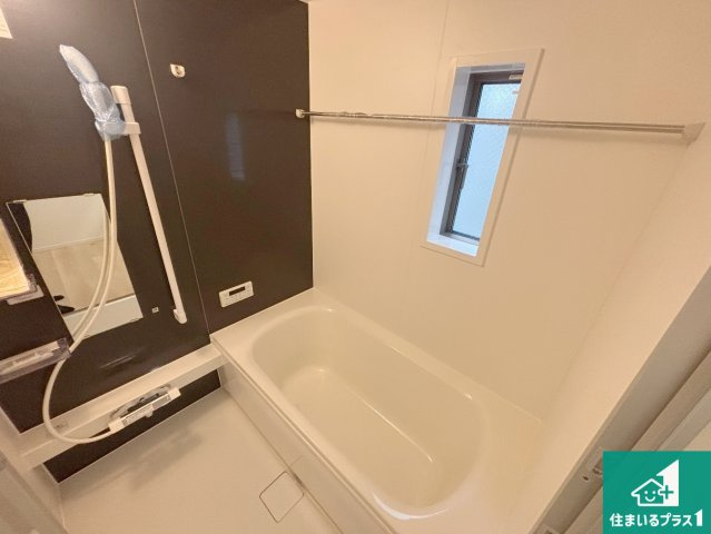 堺市堺区石津町　第2期　新築一戸建ての浴室|足をゆったり伸ばして寛げる浴槽です。窓が設けられていますので差し込む光が明るく穏やかな雰囲気にしてくれます♪浴室乾燥機も設置しているので、雨の日の洗濯物も安心です♪