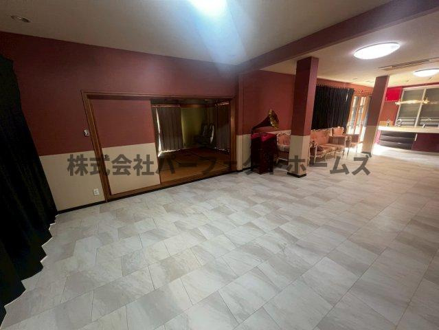 香里園東之町戸建　賃貸の居間・リビング|ゆったり過ごせるリビングです