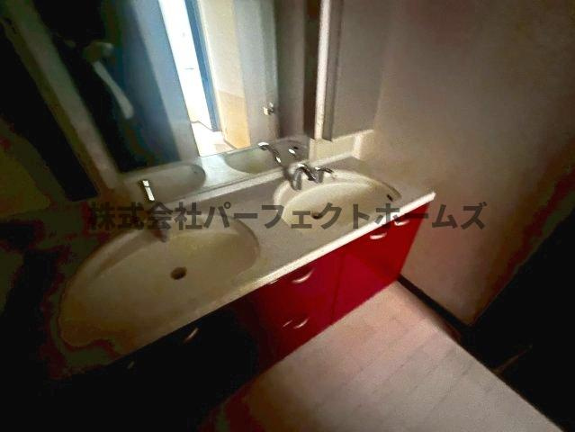 香里園東之町戸建　賃貸の独立洗面台|独立洗面台、小物を置くことができて便利です