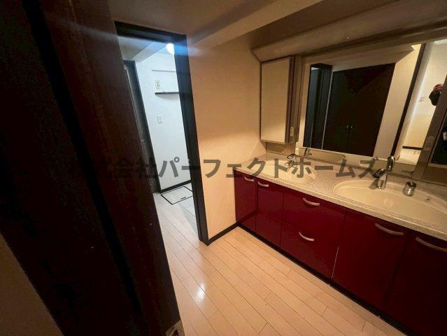 香里園東之町戸建　賃貸の洗面所|コンパクトで使いやすい洗面所