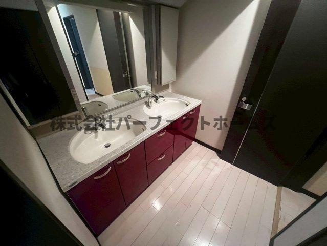 香里園東之町戸建　賃貸の独立洗面台|独立洗面台、朝の身支度には欠かせません