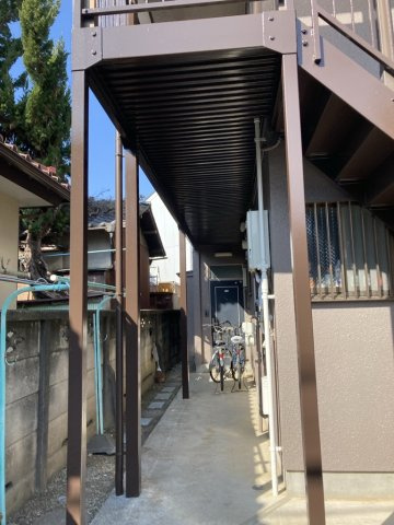 府中市清水が丘３丁目のアパートのエントランス