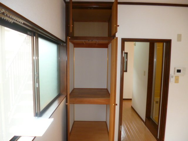 府中市清水が丘３丁目のアパートの収納