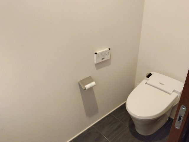 売中古戸建　三島市徳倉3丁目のトイレ|コンパクトな設計で空間を広く感じさせるデザインになっています。壁紙が白なので空間が広く感じます。