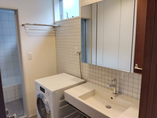 売中古戸建　三島市徳倉3丁目の独立洗面台|窓があるので明るい室内です。鏡が大きくスペースも広いので忙しい朝に便利です。