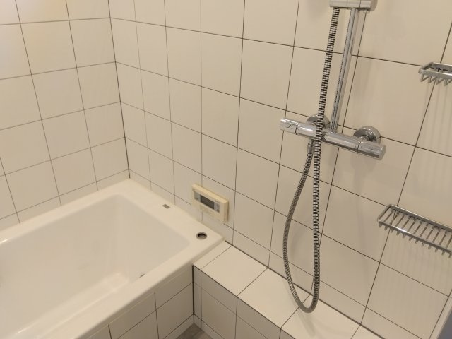 売中古戸建　三島市徳倉3丁目の浴室|窓があるので明るい室内です。ホテルライクな浴室デザインが日常を特別にしてくれます。