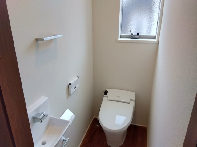 売中古戸建　三島市徳倉3丁目のトイレ|トイレには窓があり明るい室内です。トイレが各階にあります。忙しい朝や、ファミリー世帯は助かりますね。