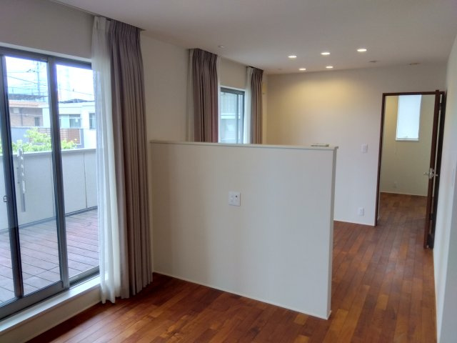 売中古戸建　三島市徳倉3丁目の洋室|寝室や子供部屋におすすめの洋室になっています。好きなカーテンを選んで自分だけの空間作りが楽しめます。