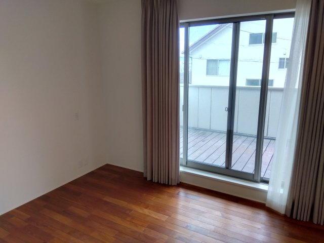 売中古戸建　三島市徳倉3丁目の洋室|大きな窓があるので部屋にやわらかな陽光が注ぎます。寝室や仕事部屋など使い勝手の良い広さの洋室です。