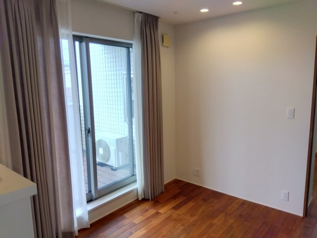 売中古戸建　三島市徳倉3丁目の洋室|大きい窓があるので明るい空間でのびのびと生活できます。明るいフローリングとシンプルな壁紙が心地よい空間を演出してくれます。