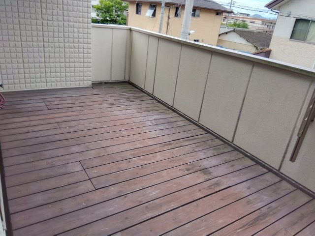売中古戸建　三島市徳倉3丁目のバルコニー|南向きのバルコニーがあるので陽当たりが良好です。広々としているので洗濯物や布団を一度に干すことができます。