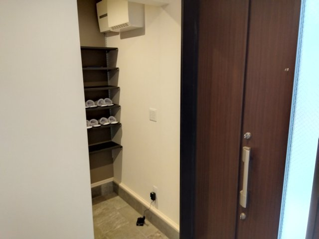 売中古戸建　三島市徳倉3丁目の玄関|玄関横にシューズクローゼットがあります。靴をしまって玄関をすっきりと使えます。