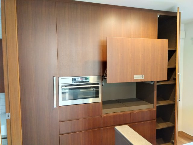 売中古戸建　三島市徳倉3丁目の収納|キッチンには備え付けの収納スペースがあります。食器をしまっておけるのでスッキリした印象になります。