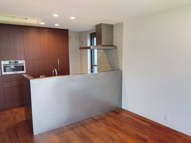 売中古戸建　三島市徳倉3丁目のキッチン|カウンターキッチンなので会話をしながら楽しくお料理出来そうですね。勝手口がありゴミ出しに便利です。