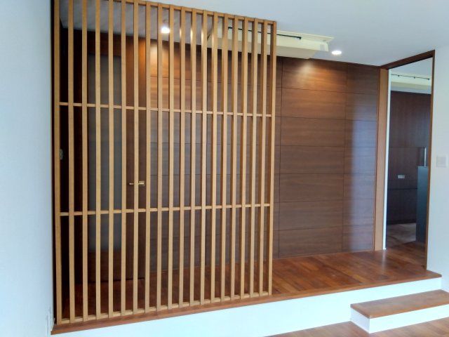 売中古戸建　三島市徳倉3丁目の居間・リビング|モダンでありながら温かみのあるデザインが、空間全体を引き立てます。