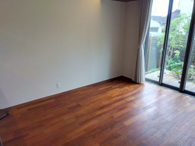 売中古戸建　三島市徳倉3丁目の居間・リビング|大きい窓があるので明るい空間でのびのびと生活できます。窓も多く明るいので家族団欒の楽しい時間が過ごせそうですね。