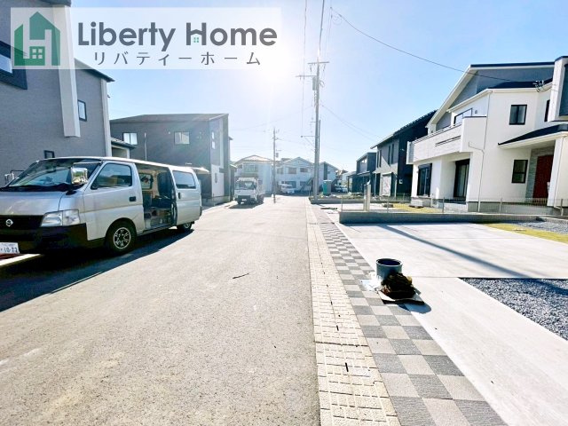 牛久市さくら台1丁目4期　新築戸建　2号棟の前面道路含む現地写真