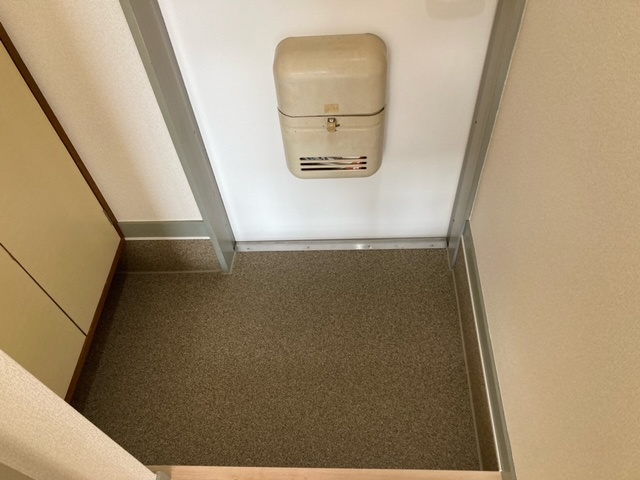 三鷹市大沢６丁目のアパートの玄関
