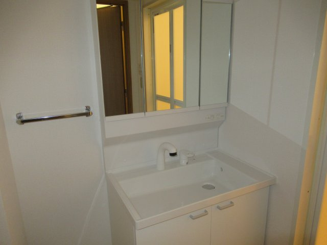 ルネシティ新在家南町１ＤＫの洗面所|脱衣スペースもあります