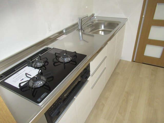 ルネシティ新在家南町１ＤＫのキッチン|お部屋によっては３口ガスコンロが設置されています