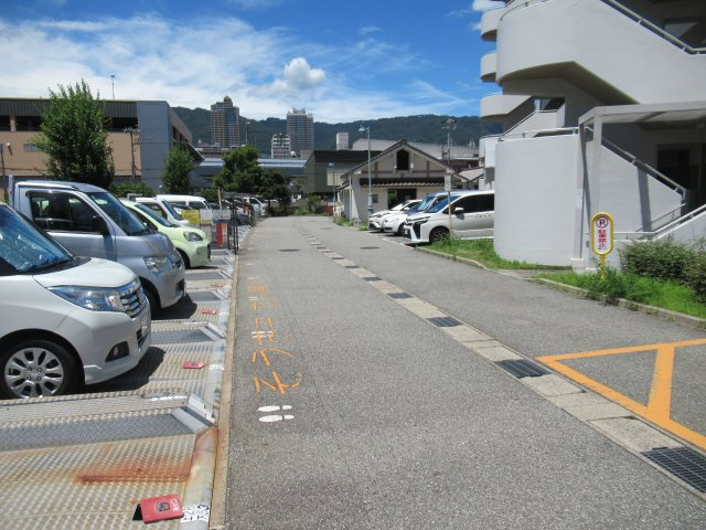 ルネシティ新在家南町１ＤＫの駐車場|車をお持ちの方に嬉しい駐車場付きの物件です