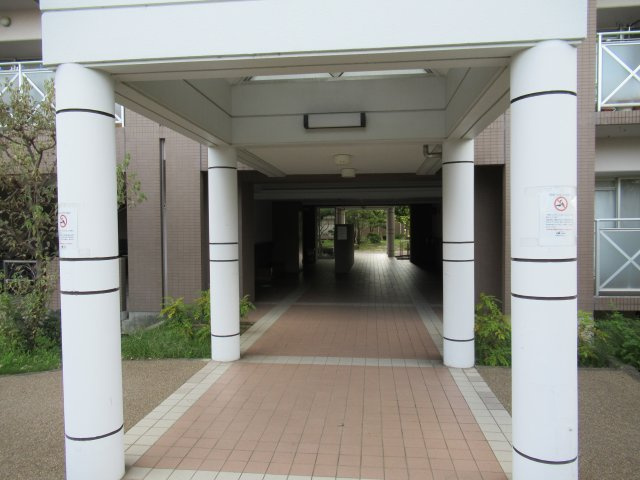 ルネシティ新在家南町１ＤＫのエントランス|ゆとりのあるエントランスです