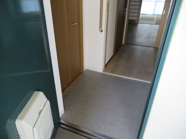 ルネシティ新在家南町１ＤＫの玄関|収納もある玄関です