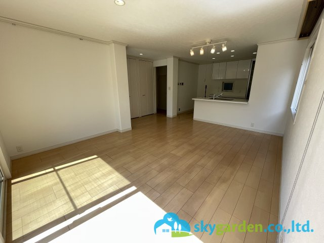 茅ヶ崎市出口町　中古戸建の居間・リビング|ゆったりとした居間です
