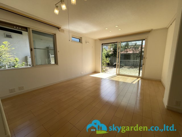 茅ヶ崎市出口町　中古戸建の居間・リビング|居間です