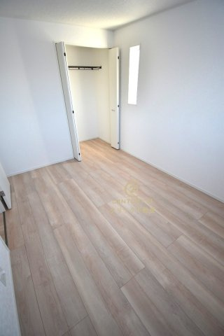 Cradlegarden　 北茨城市大津町北町　第12　1の洋室|折戸を開くと壁面クローゼット。衣類が横一列に並ぶためひと目で洋服が選びやすい！衣類をたくさんお持ちの方もスッキリ片付きます♪