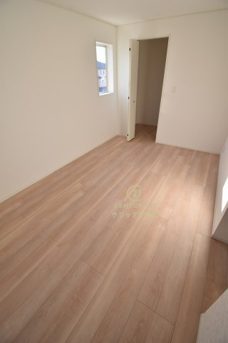 Cradlegarden　 北茨城市大津町北町　第12　1の洋室|フローリングなので重い家具も置けます。カーテンと家具を揃えるなどして、お好みのインテリアを楽しむことができます。収納スペースは全室に配備しております。