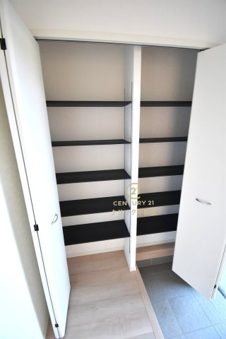 Cradlegarden　 北茨城市大津町北町　第12　1の玄関|たっぷり入る玄関収納です！扉の中は可動棚ですので、用途に合わせて高さを自由に変えることができます。