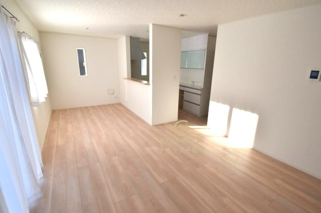 Cradlegarden　 北茨城市大津町北町　第12　1の居間・リビング|カーテンやラグの色、質感、選ぶ家具などでお部屋の雰囲気が変わります。お好みのインテリアを楽しみましょう♪白を基調とした内装ですので、あらゆるスタイルが馴染みます。