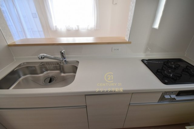 Cradlegarden　 北茨城市大津町北町　第12　1のキッチン|対面式システムキッチンは料理中や後片づけの間も会話が楽しめ、家族に一体感が生まれます。十分な広さのキッチンなら、家族での分担作業もはかどりそう！