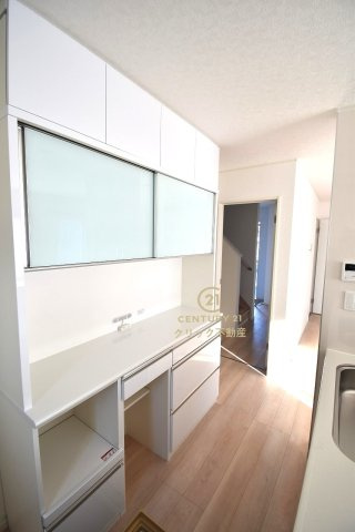 Cradlegarden　 北茨城市大津町北町　第12　1のキッチン|キッチン後ろにはカップボードが設置されております。電子レンジ・炊飯器・コーヒーメーカー等が一か所にまとまります。動線がコンパクトになり効率良く家事がはかどりますね♪