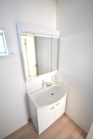 Cradlegarden　 北茨城市大津町北町　第12　1の独立洗面台|シャンプードレッサー付き洗面台は、広めで使いやすい、お手入れが楽なデザイン。窓があるので採光、通風良好です！