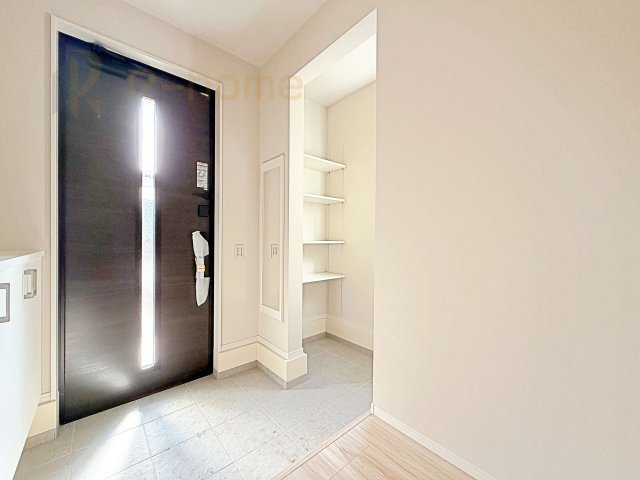 牛久市刈谷町9期　新築戸建て　1号棟の玄関|玄関には便利なシューズインクローゼットを設置。アウトドア用品やベビーカーなどの収納に役立ちますね♪