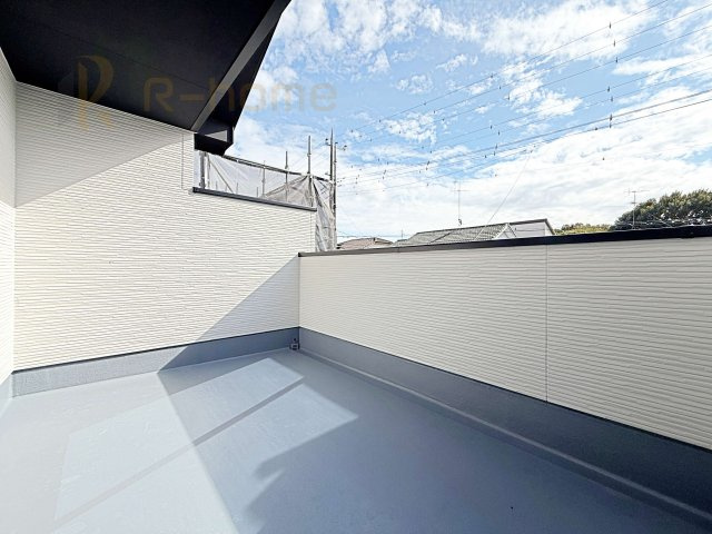 牛久市刈谷町9期　新築戸建て　1号棟のバルコニー|奥行きのあるバルコニーは、お子様をプールで遊ばせたり、カフェテラス風にしたり多目的に利用できます♪