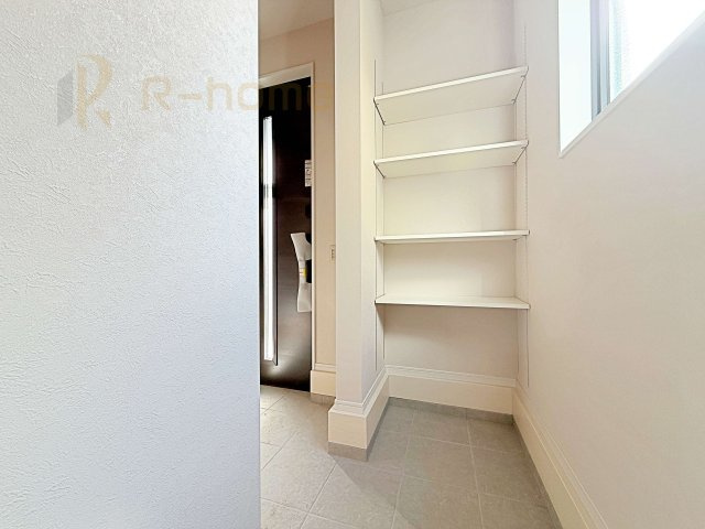 牛久市刈谷町9期　新築戸建て　1号棟の玄関|整理しやすい可動棚付きのシューズインクローゼット！