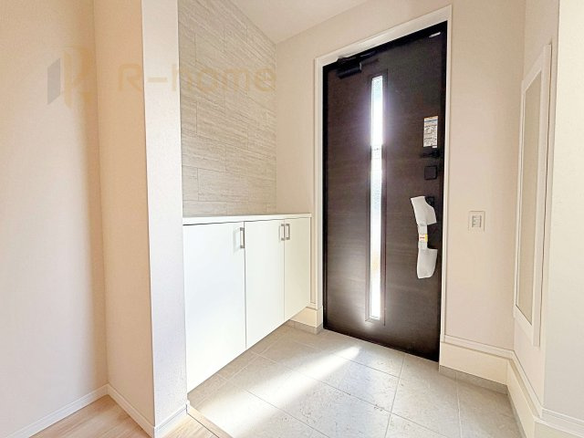 牛久市刈谷町9期　新築戸建て　1号棟の玄関|大きなシューズボックスがついているので片付いた玄関をキープできます♪