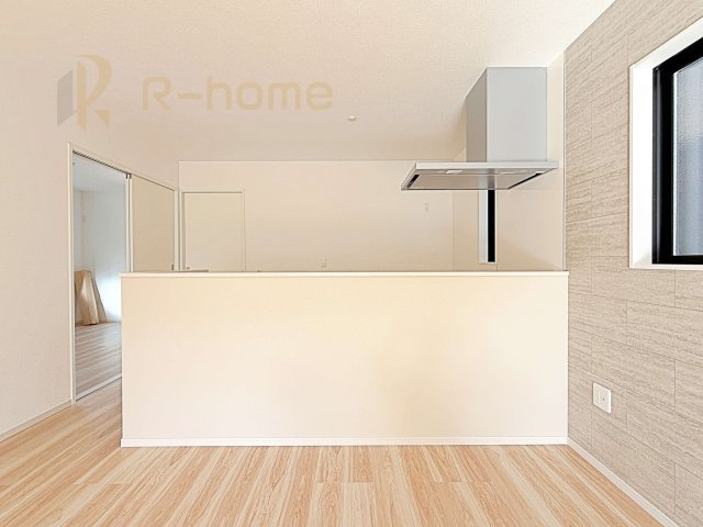 牛久市刈谷町9期　新築戸建て　1号棟のキッチン|対面式で会話をしながら家事ができます♪コンロ前も壁がない嬉しい仕様です！