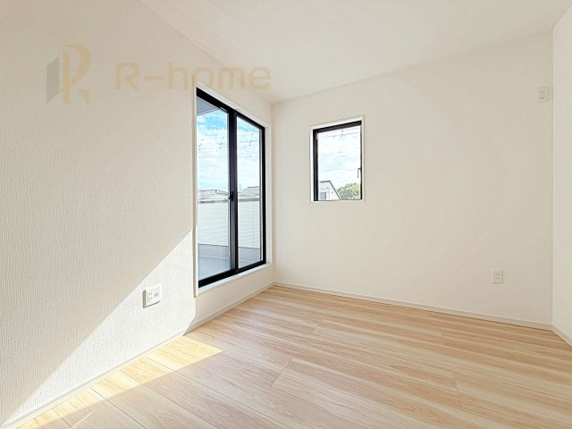 牛久市刈谷町9期　新築戸建て　1号棟の洋室|2面窓の風通しの良い洋室です♪差し込む暖かな陽当たりで、室内がくつろげる空間に早変わりです♪