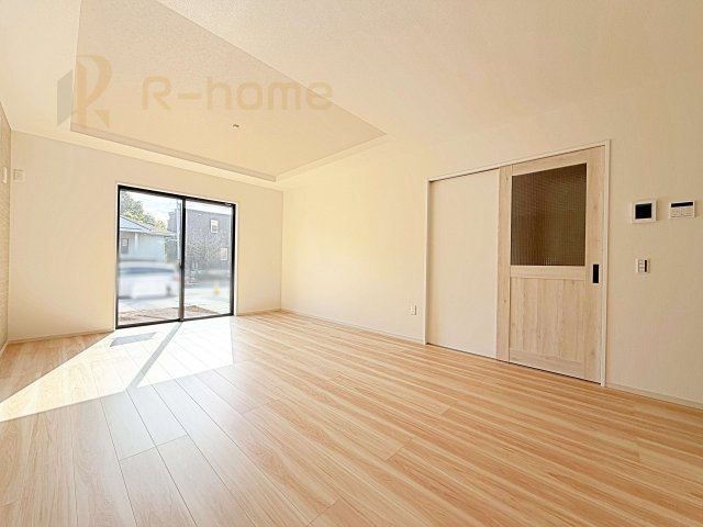 牛久市刈谷町9期　新築戸建て　1号棟の居間・リビング|アクセントクロスがお洒落なくつろぎ空間！大きな窓からは自然光が届きます。