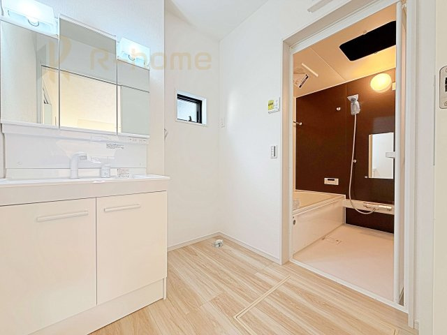 牛久市刈谷町9期　新築戸建て　1号棟の洗面所|清潔感溢れる洗面台は嬉しい三面鏡付き。洗剤や歯ブラシなどもすっきり収納できます♪