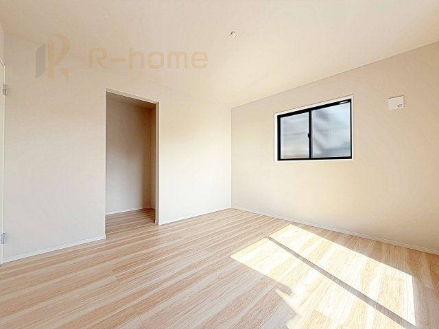 牛久市刈谷町9期　新築戸建て　1号棟の洋室|収納便利なウォークインクローゼット付きの洋室♪
明るく風通しの良いお部屋です♪
