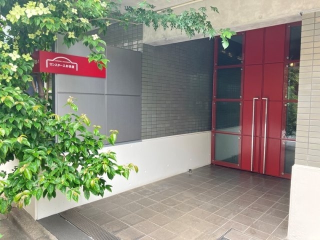 ロンスター三軒茶屋のエントランス