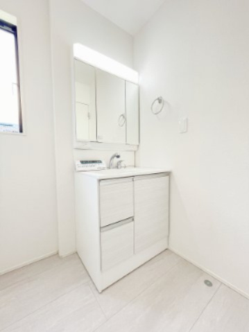 新築戸建・建売　大泉町吉田2期　GRAFARE　全2棟の独立洗面台|三面鏡タイプの独立洗面台で、身だしなみチェックも収納力も◎洗面まわりもすっきり清潔に保てます！